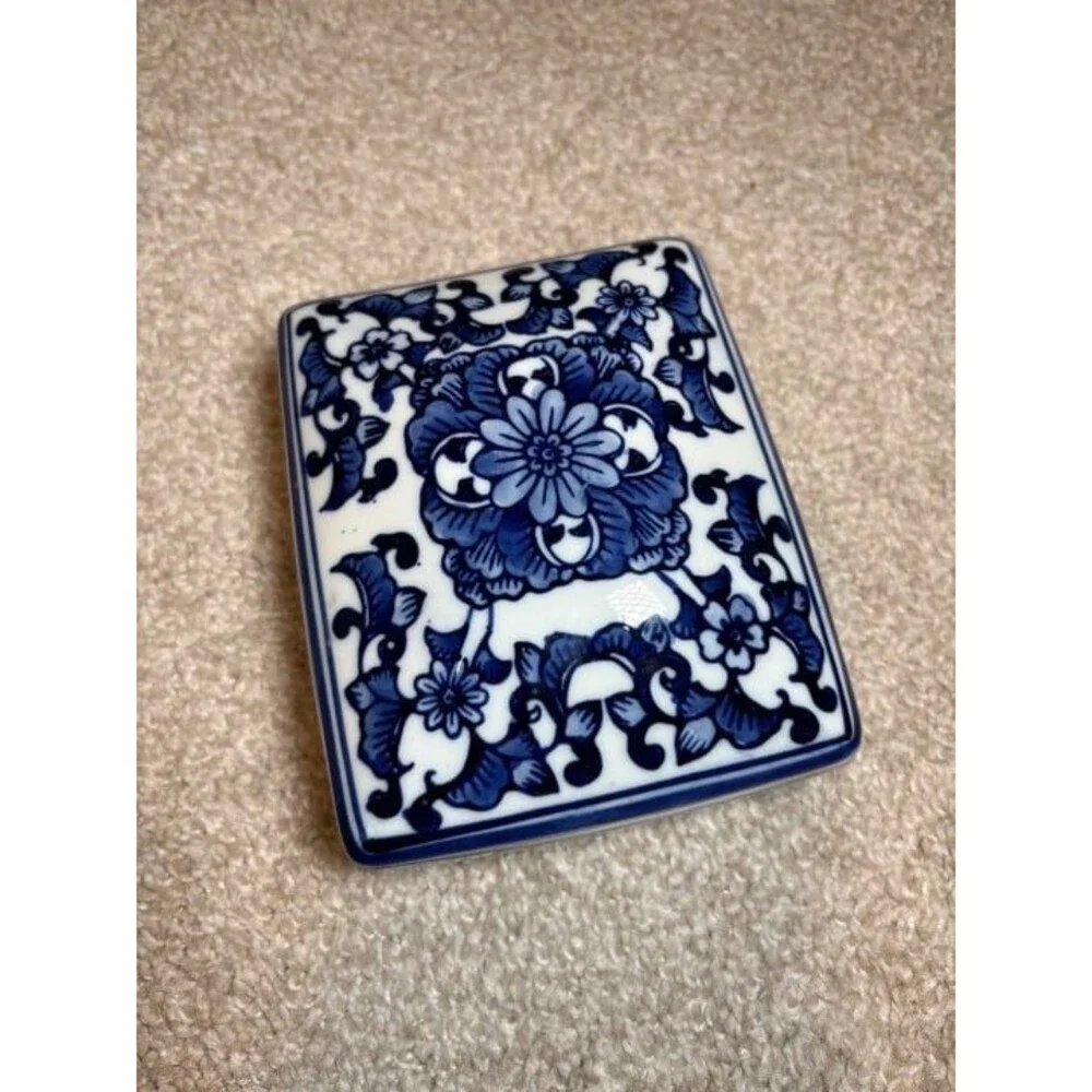 Artistic-style ceramic candy tray with lid